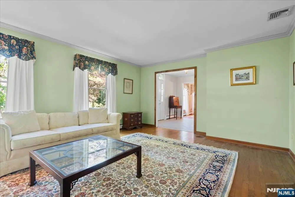 74 Van Blarcom Ln, Wyckoff, NJ 07481