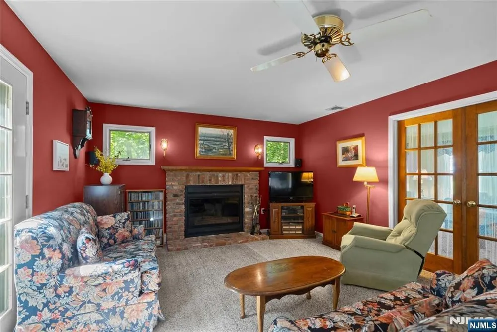 74 Van Blarcom Ln, Wyckoff, NJ 07481