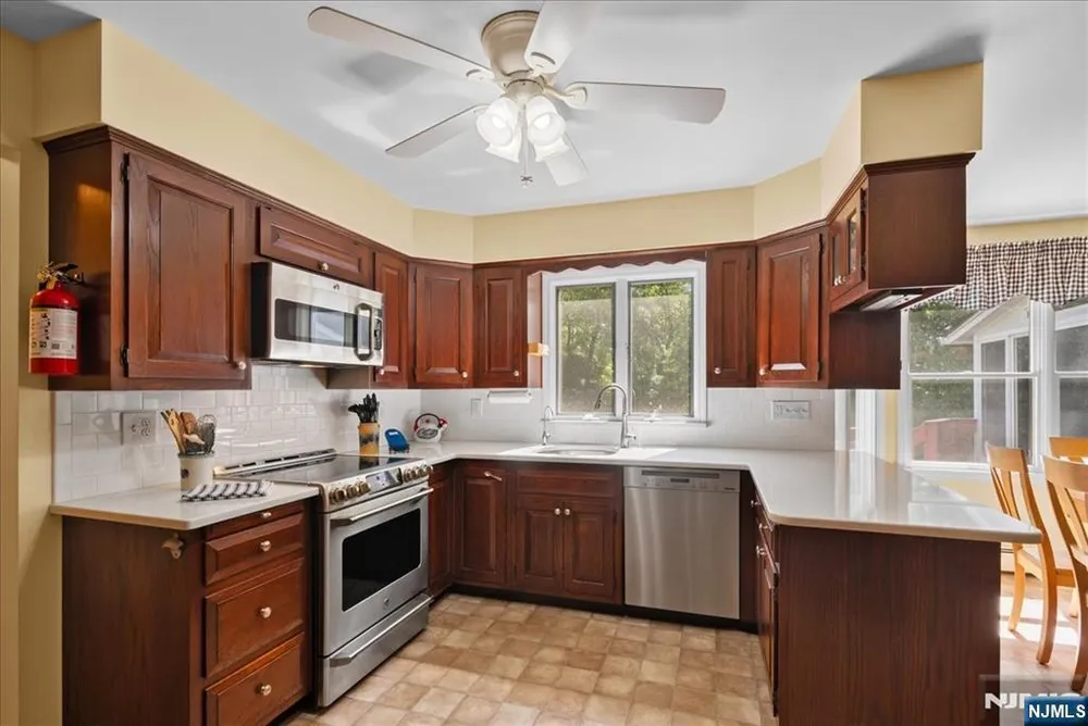 74 Van Blarcom Ln, Wyckoff, NJ 07481