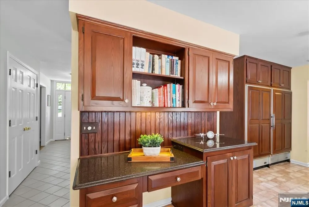 74 Van Blarcom Ln, Wyckoff, NJ 07481