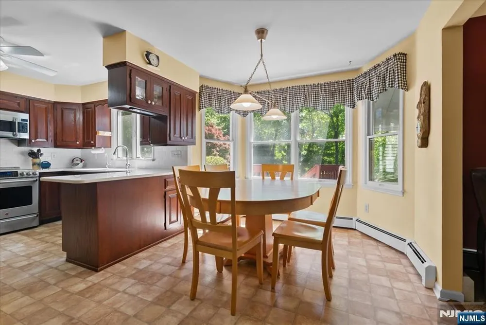74 Van Blarcom Ln, Wyckoff, NJ 07481