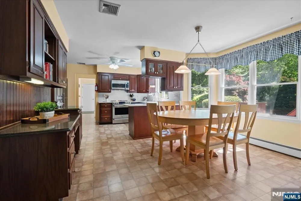 74 Van Blarcom Ln, Wyckoff, NJ 07481