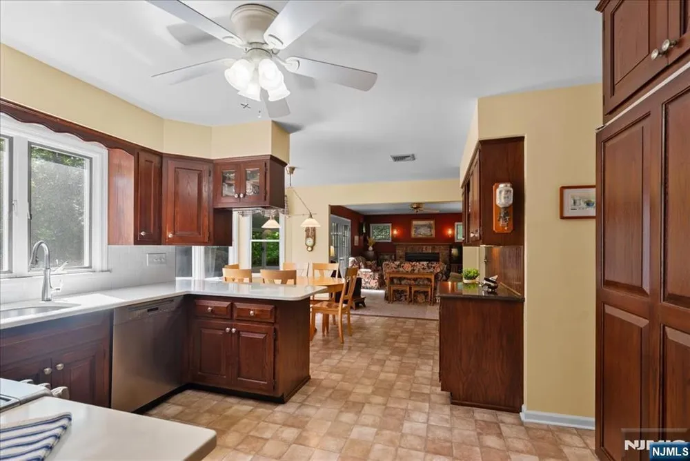 74 Van Blarcom Ln, Wyckoff, NJ 07481