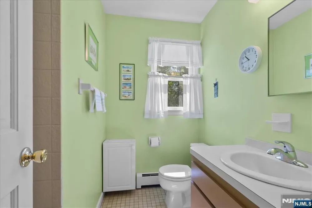 74 Van Blarcom Ln, Wyckoff, NJ 07481