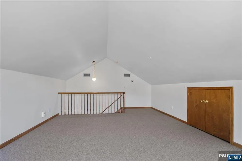 74 Van Blarcom Ln, Wyckoff, NJ 07481