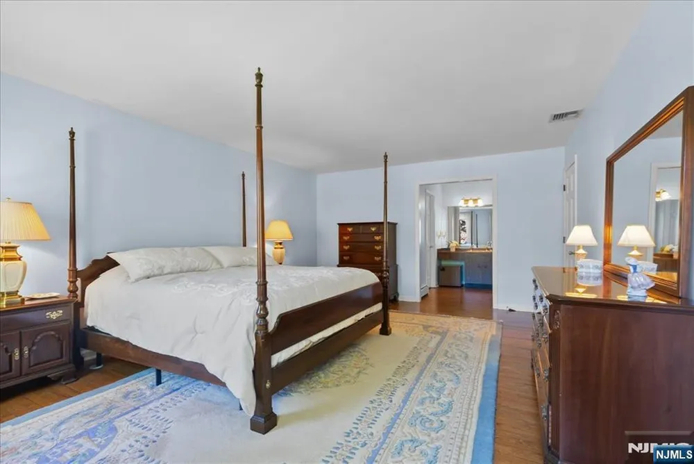 74 Van Blarcom Ln, Wyckoff, NJ 07481