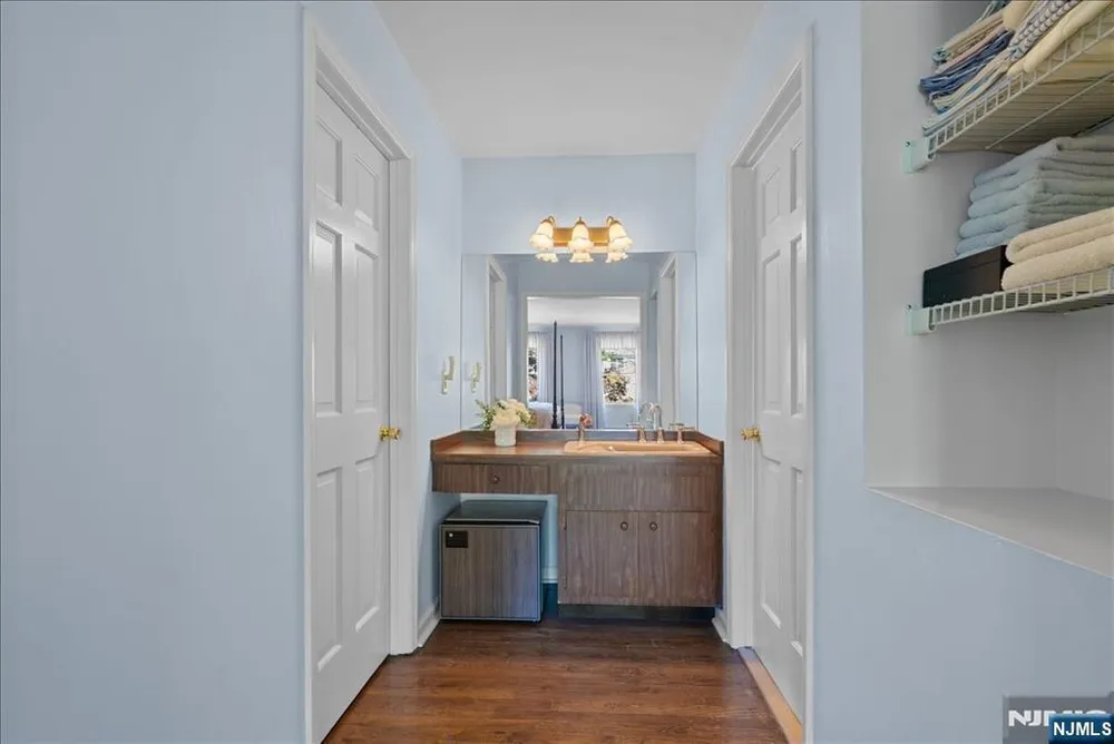 74 Van Blarcom Ln, Wyckoff, NJ 07481