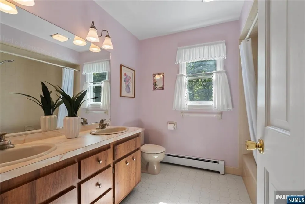 74 Van Blarcom Ln, Wyckoff, NJ 07481