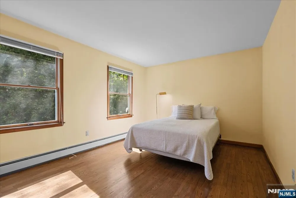 74 Van Blarcom Ln, Wyckoff, NJ 07481