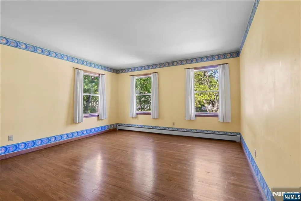 74 Van Blarcom Ln, Wyckoff, NJ 07481