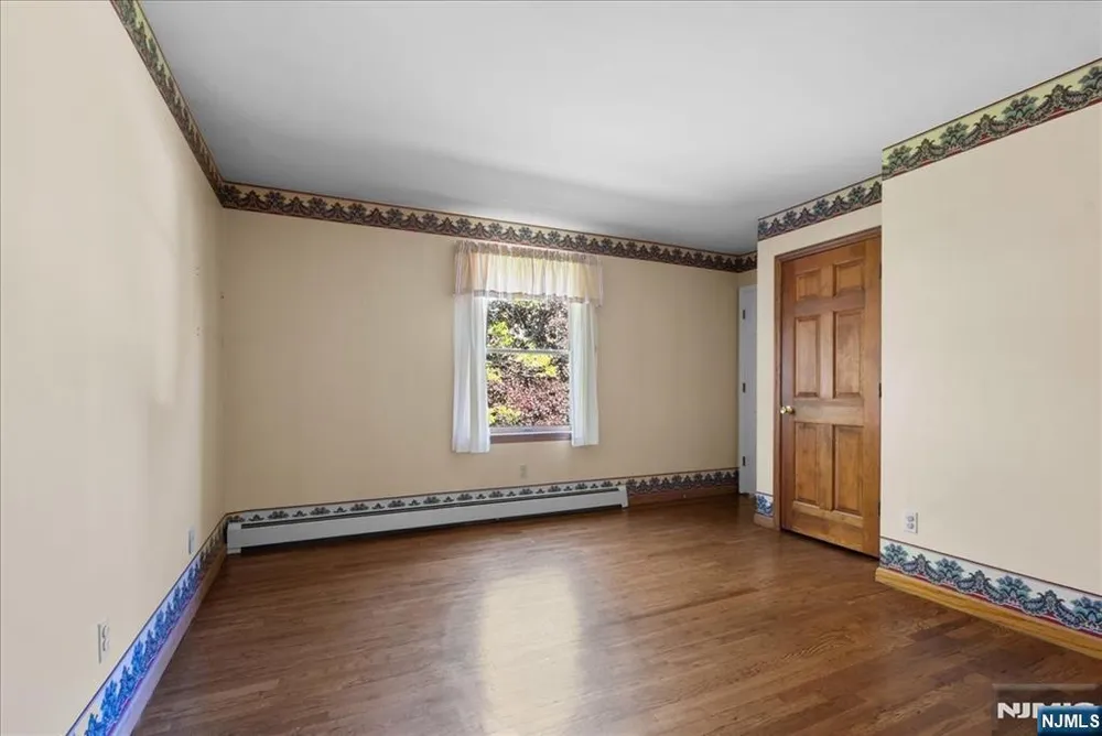 74 Van Blarcom Ln, Wyckoff, NJ 07481