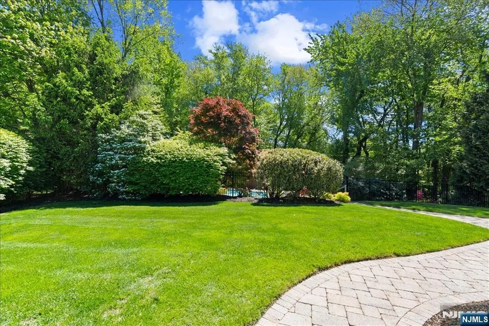 74 Van Blarcom Ln, Wyckoff, NJ 07481