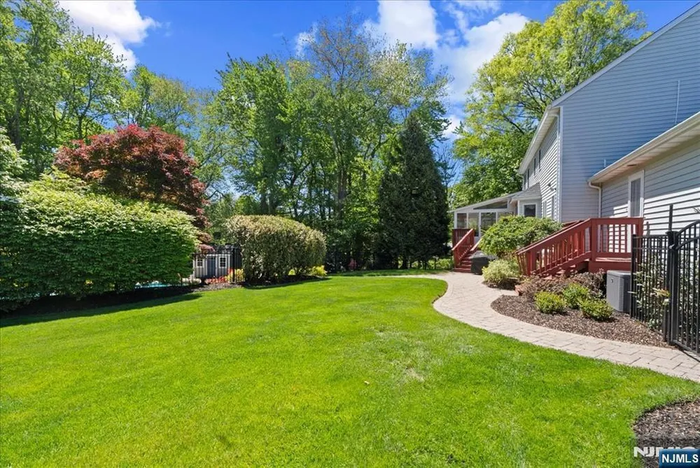 74 Van Blarcom Ln, Wyckoff, NJ 07481