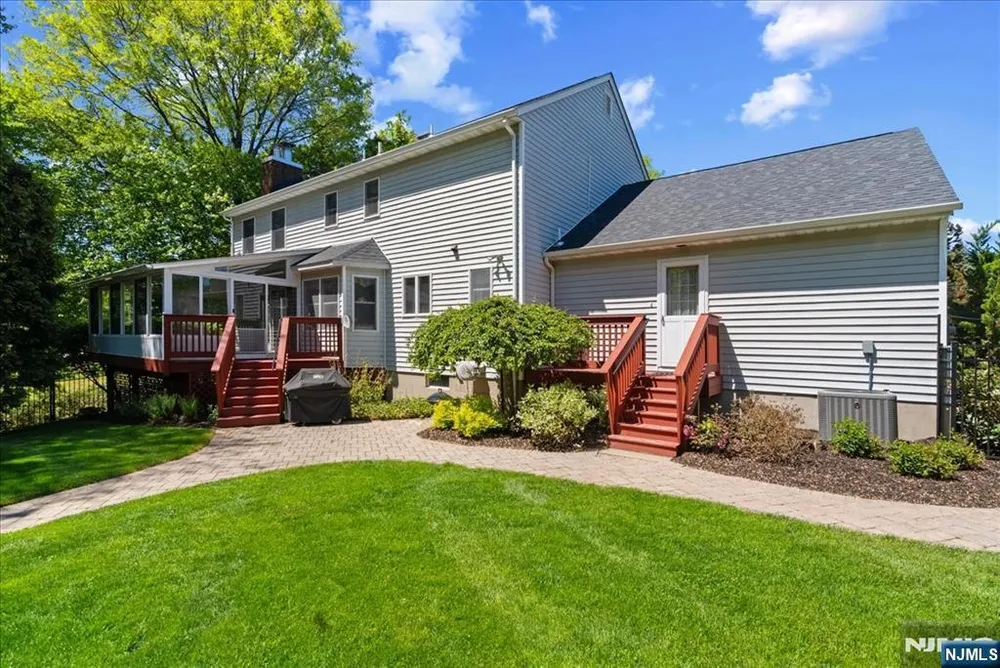 74 Van Blarcom Ln, Wyckoff, NJ 07481