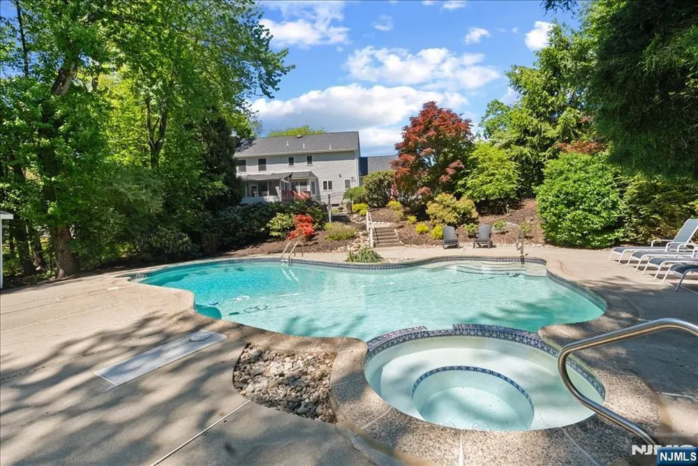 74 Van Blarcom Ln, Wyckoff, NJ 07481