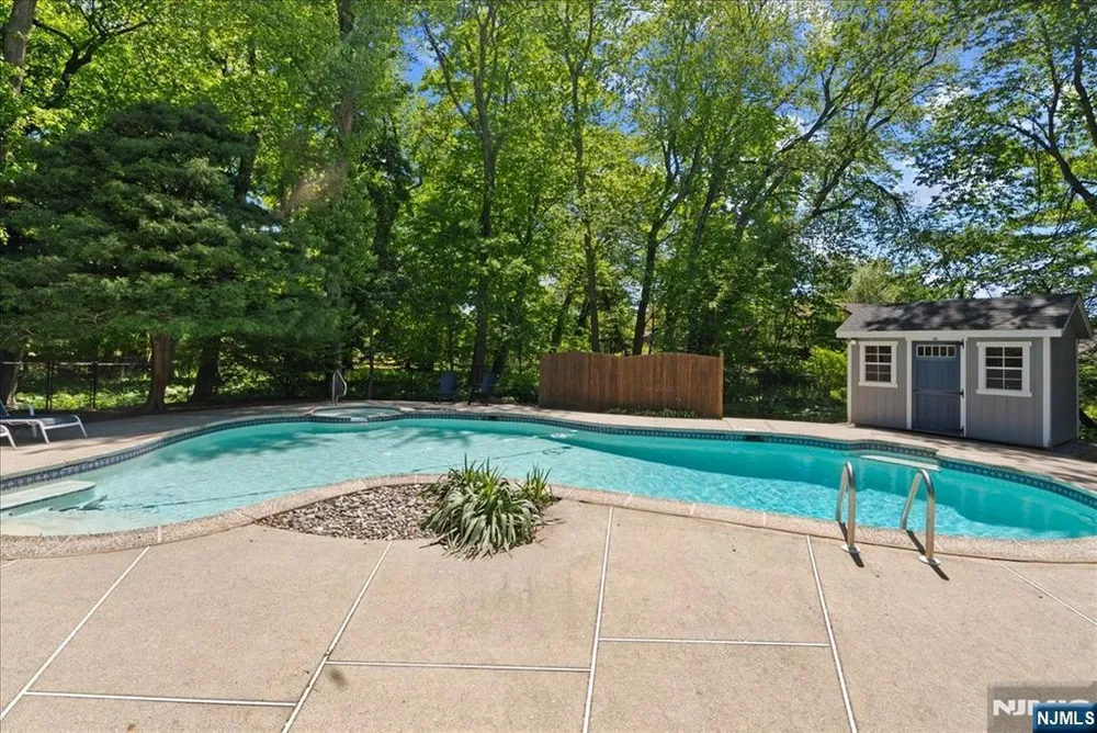 74 Van Blarcom Ln, Wyckoff, NJ 07481
