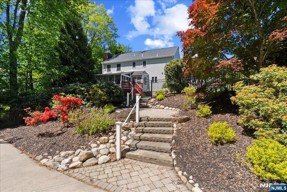 74 Van Blarcom Ln, Wyckoff, NJ 07481