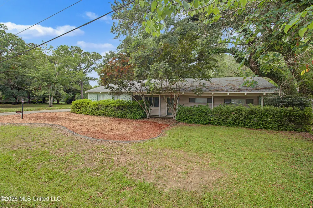 6621 Golf Club Dr, Diamondhead, MS 39525