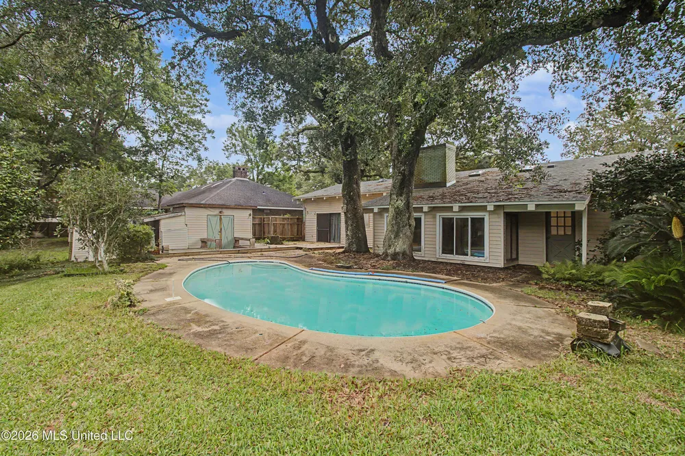 6621 Golf Club Dr, Diamondhead, MS 39525