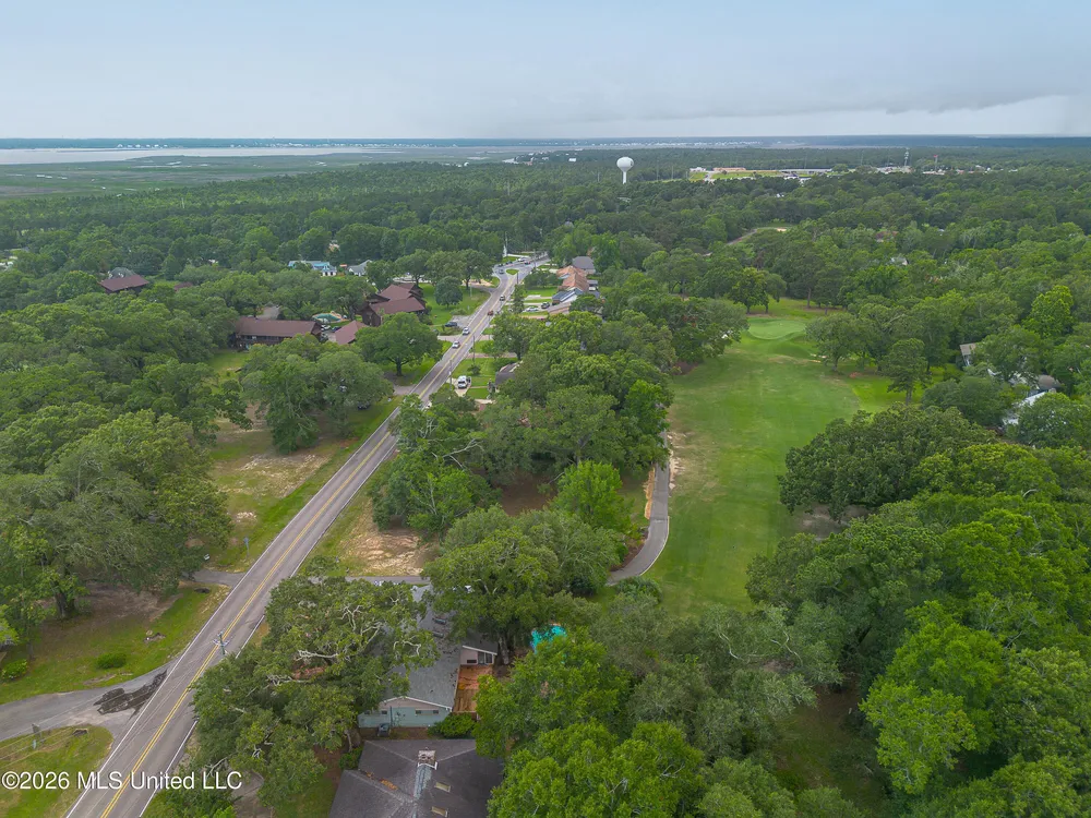 6621 Golf Club Dr, Diamondhead, MS 39525