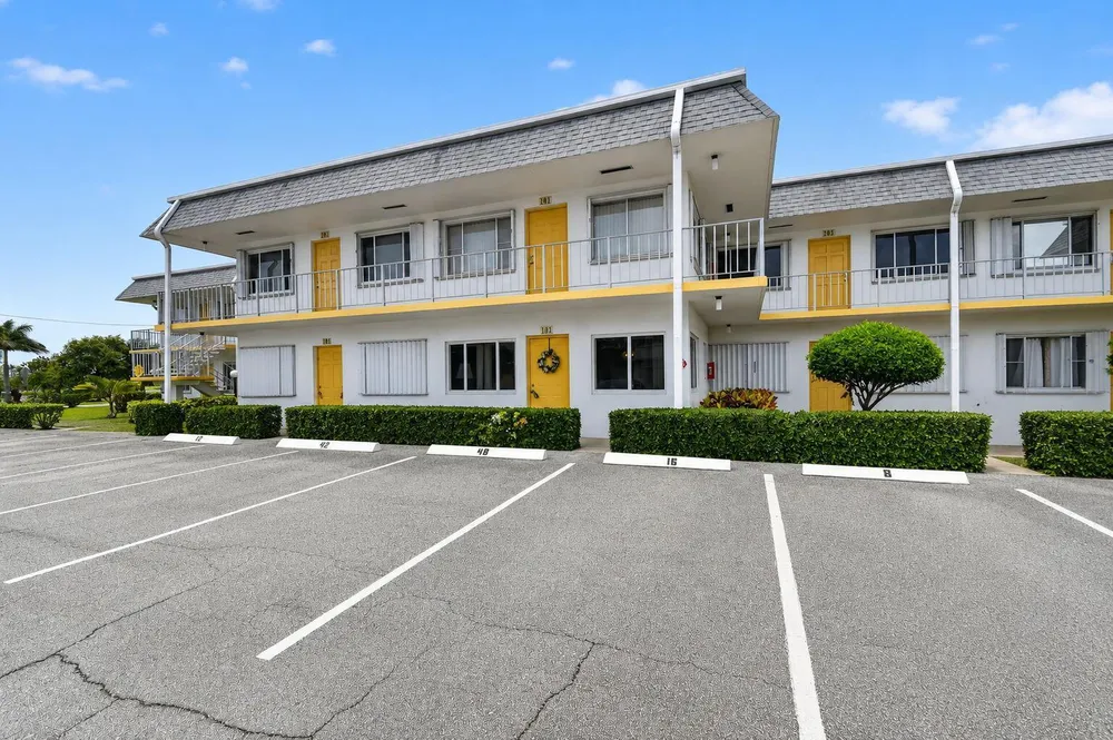 3240 Lake Osborne Dr, Lake Worth Beach, FL 33461