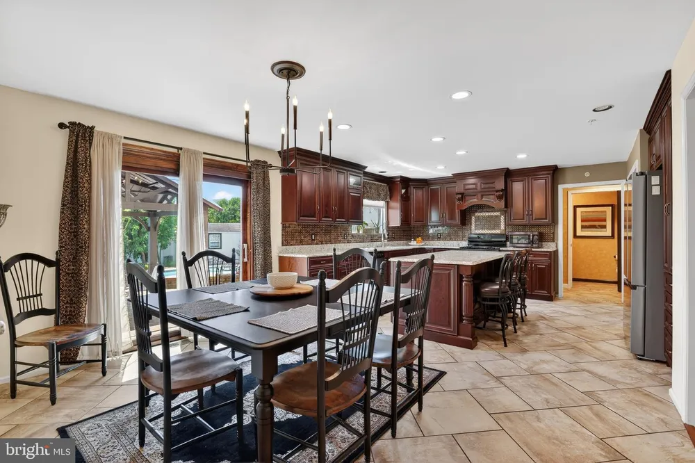 332 Evening Walk Ln, Warrington, PA 18976