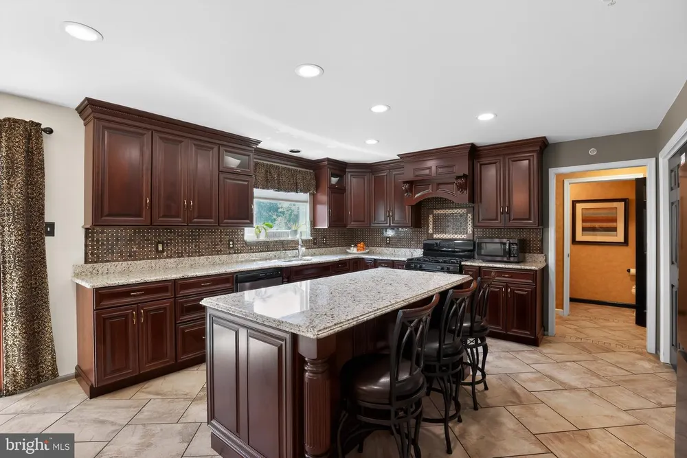 332 Evening Walk Ln, Warrington, PA 18976