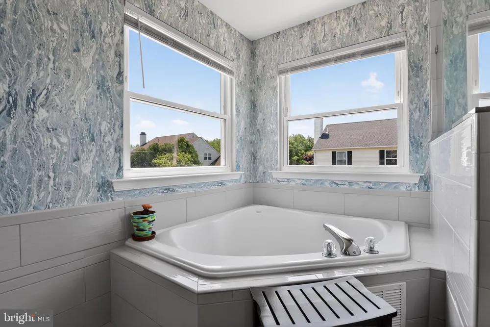 332 Evening Walk Ln, Warrington, PA 18976
