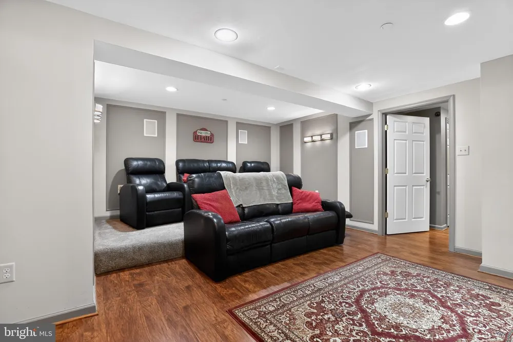 332 Evening Walk Ln, Warrington, PA 18976