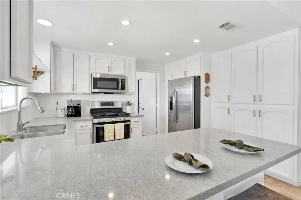 22672 El Centro Rd, Apple Valley, CA 92307