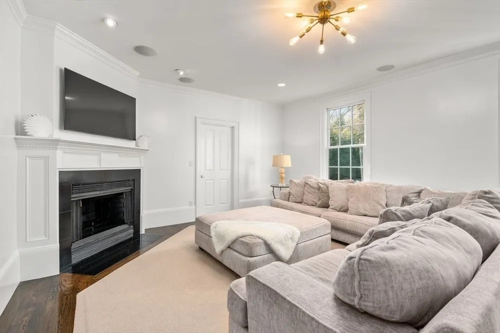 22 Plymouth Rd, Wellesley, MA 02481