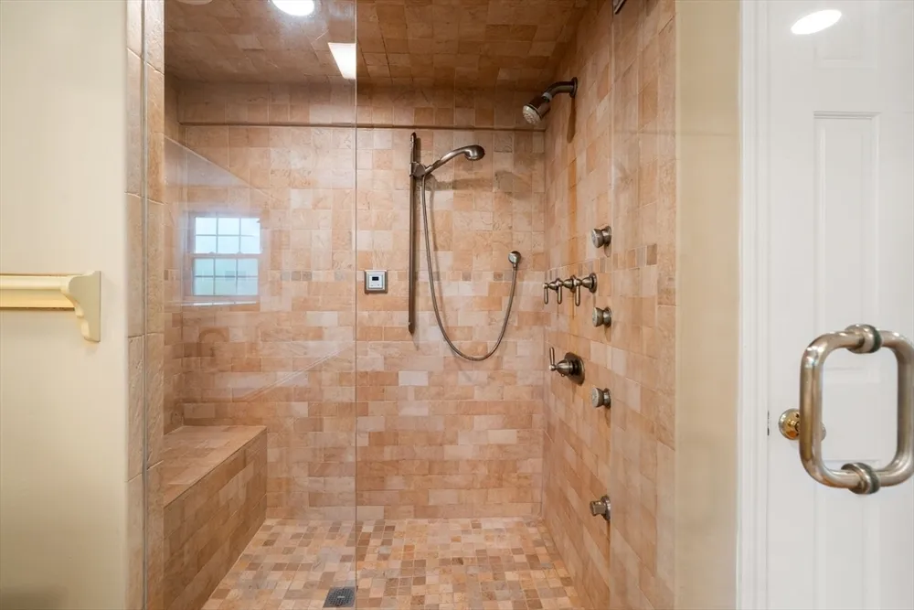 141 Westgate Rd, Wellesley Hills, MA 02481