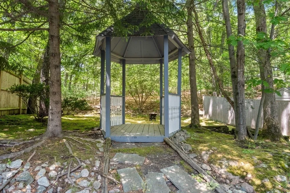 141 Westgate Rd, Wellesley Hills, MA 02481