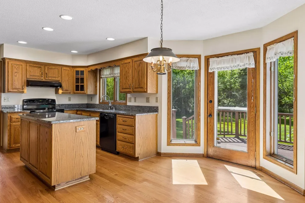 1933 Charlton St, West Saint Paul, MN 55118