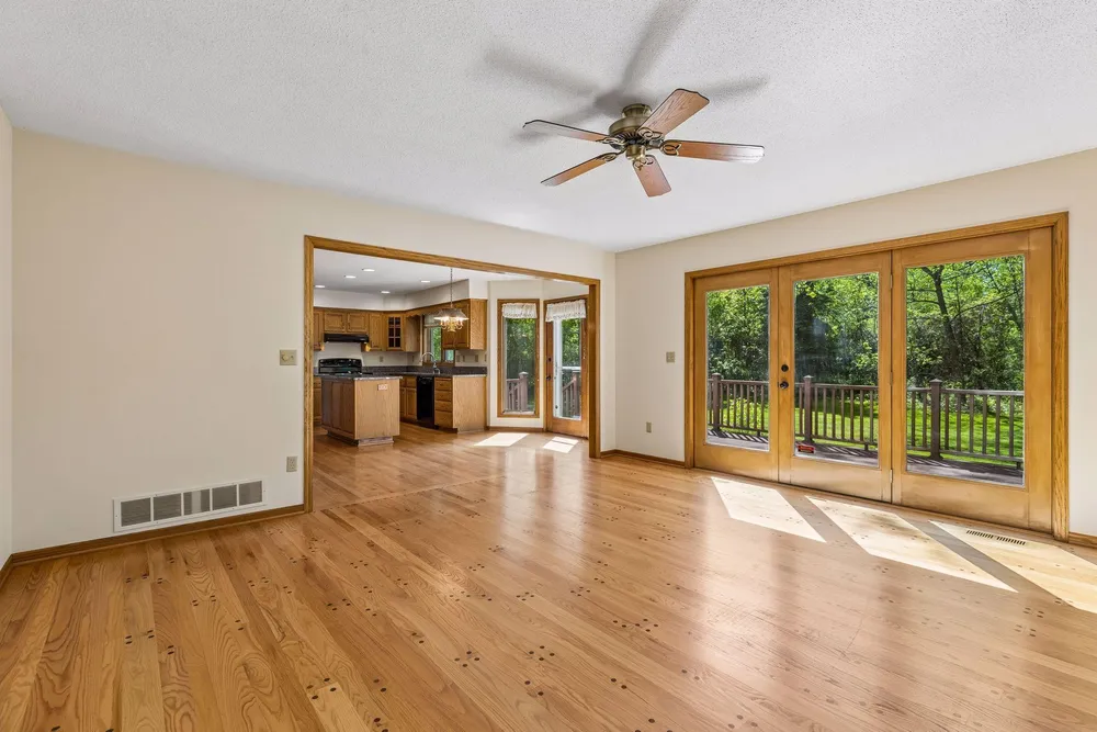 1933 Charlton St, West Saint Paul, MN 55118