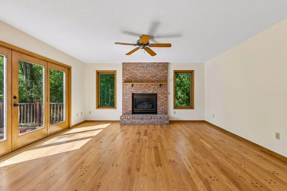 1933 Charlton St, West Saint Paul, MN 55118