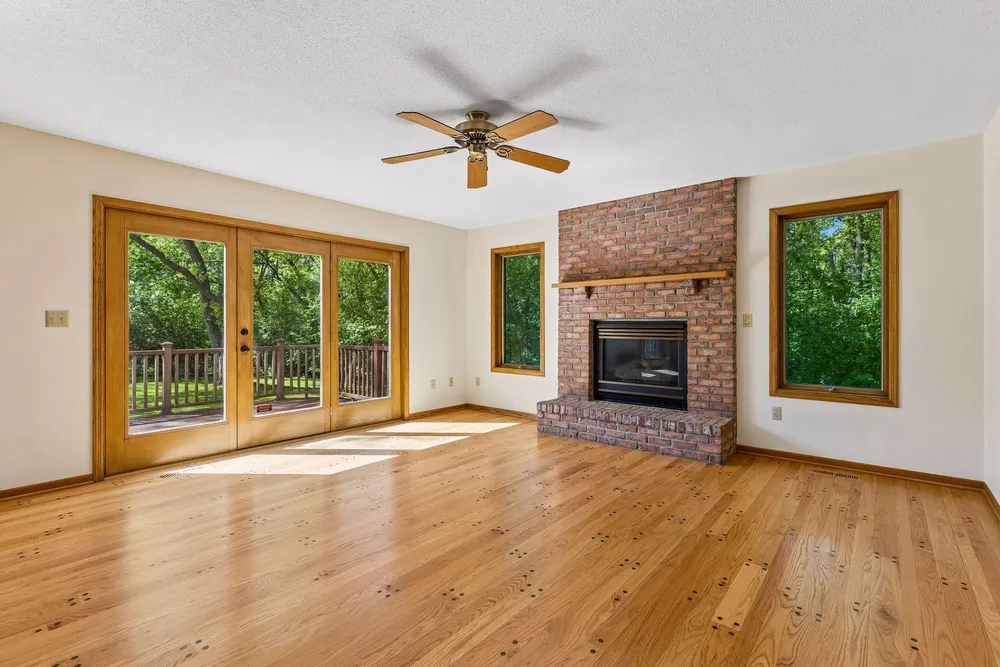 1933 Charlton St, West Saint Paul, MN 55118