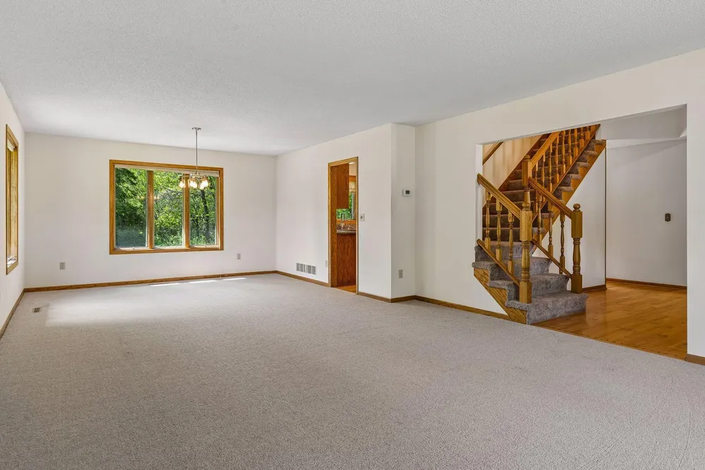 1933 Charlton St, West Saint Paul, MN 55118