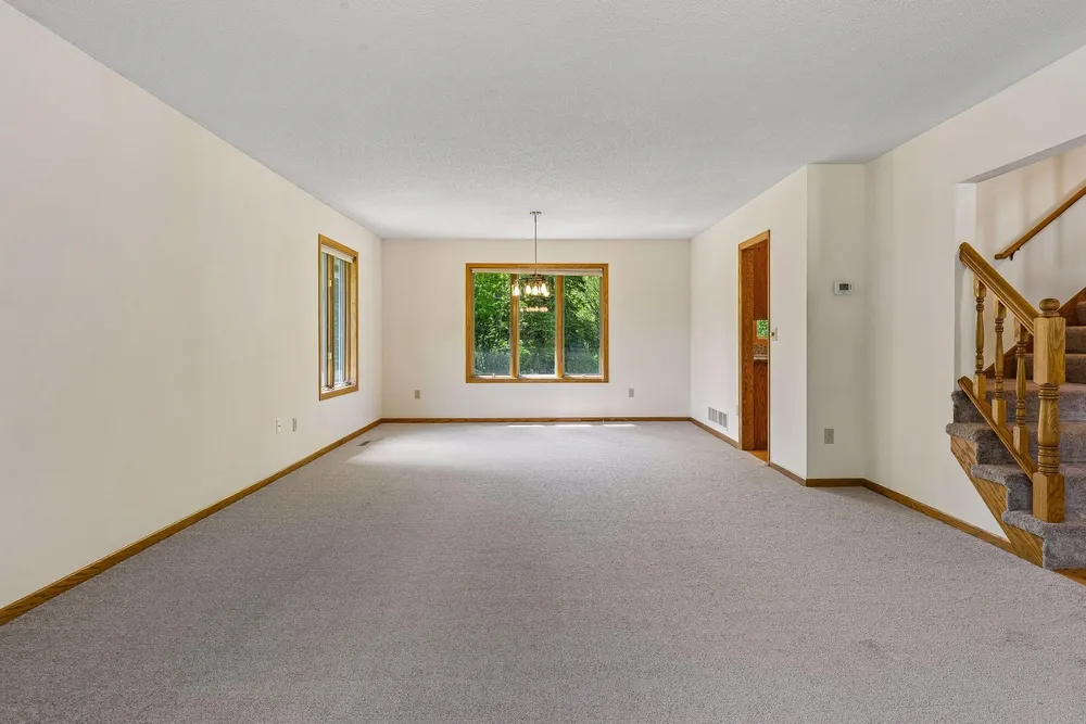 1933 Charlton St, West Saint Paul, MN 55118