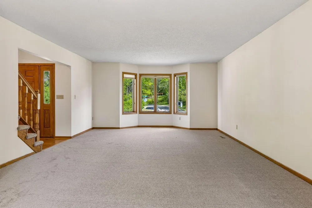 1933 Charlton St, West Saint Paul, MN 55118
