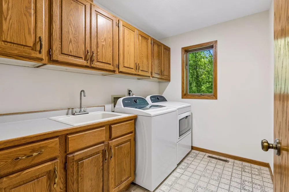 1933 Charlton St, West Saint Paul, MN 55118