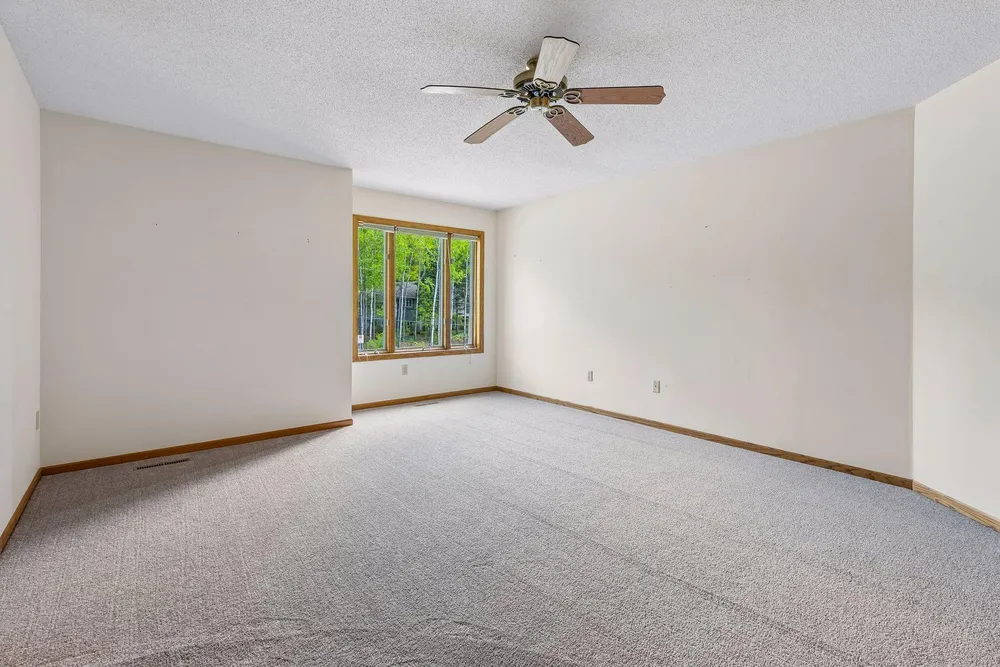 1933 Charlton St, West Saint Paul, MN 55118