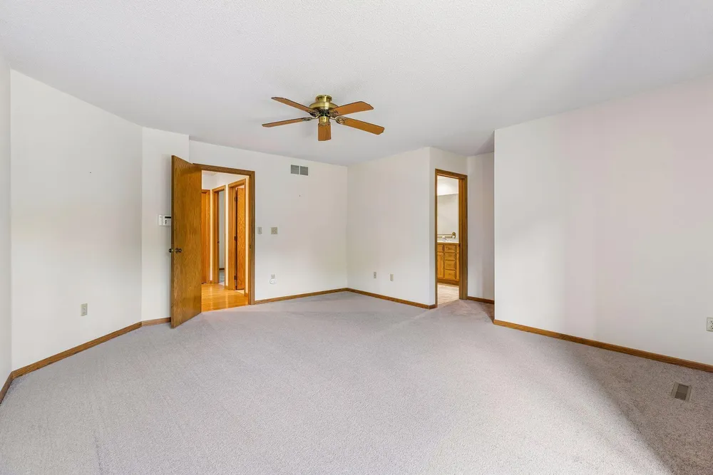 1933 Charlton St, West Saint Paul, MN 55118