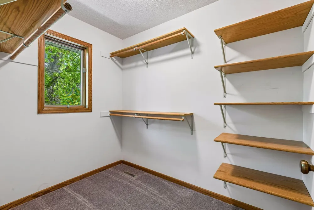 1933 Charlton St, West Saint Paul, MN 55118