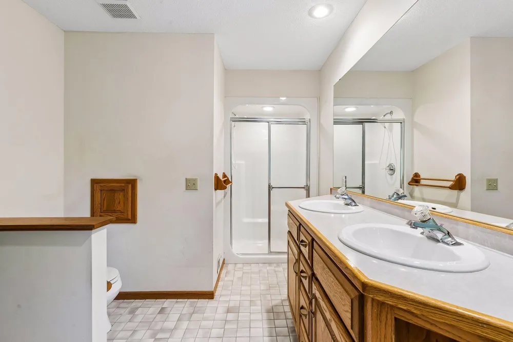 1933 Charlton St, West Saint Paul, MN 55118