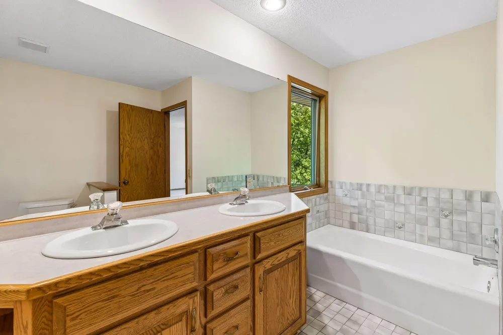 1933 Charlton St, West Saint Paul, MN 55118