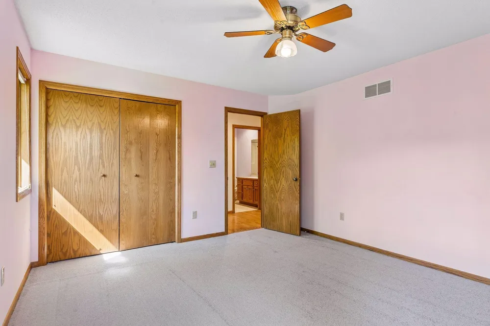 1933 Charlton St, West Saint Paul, MN 55118