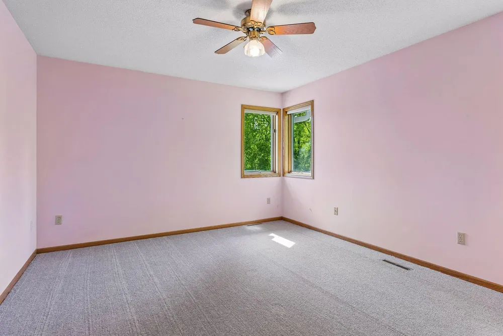 1933 Charlton St, West Saint Paul, MN 55118
