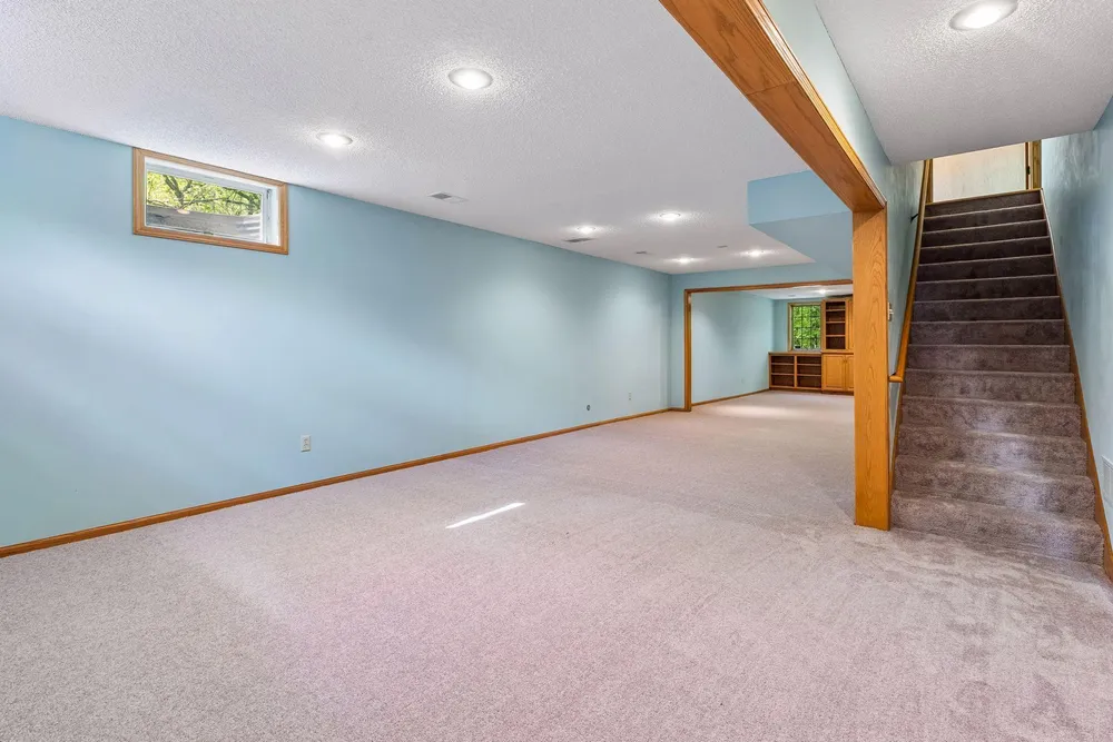 1933 Charlton St, West Saint Paul, MN 55118