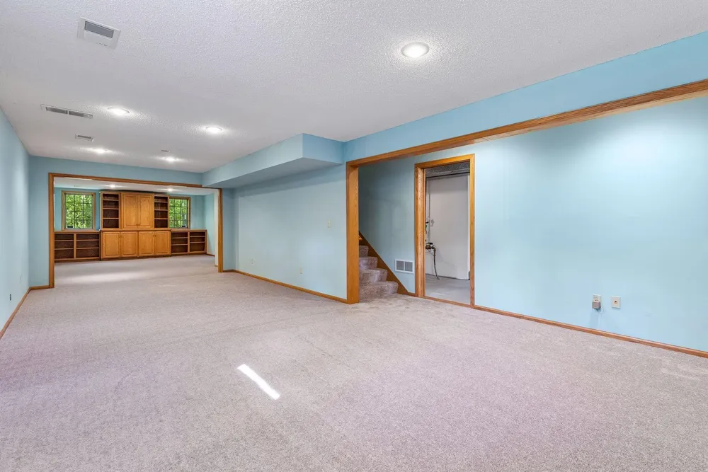 1933 Charlton St, West Saint Paul, MN 55118